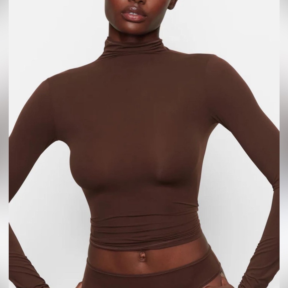 skims fits everybody turtleneck top
